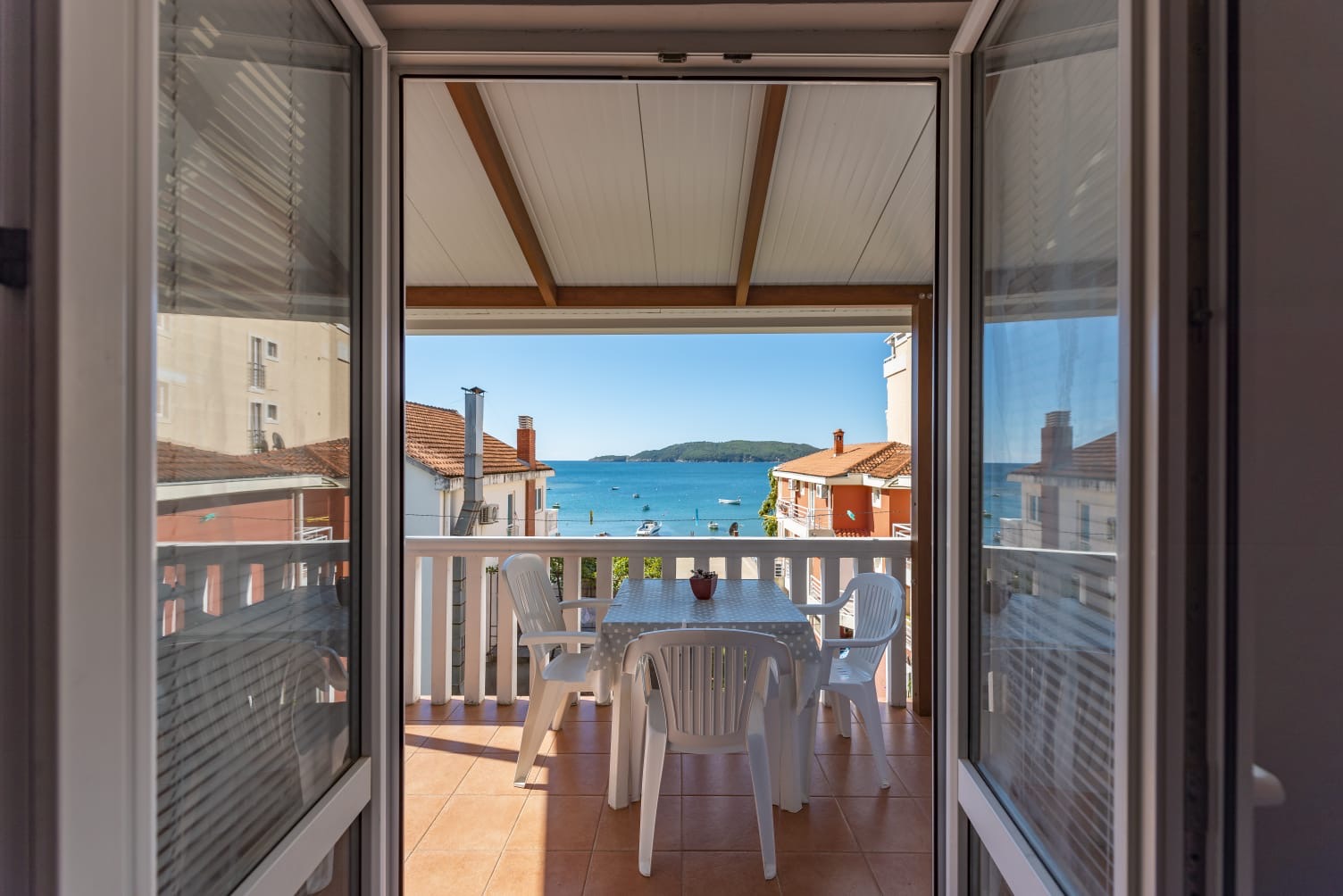 Terrace with a table and a view of the sea