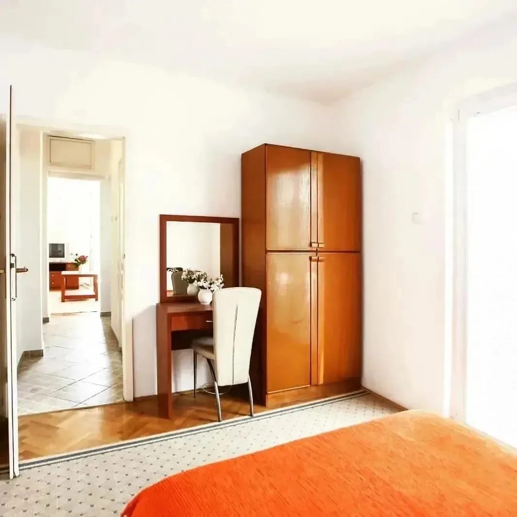 Studio — room with wardrobe